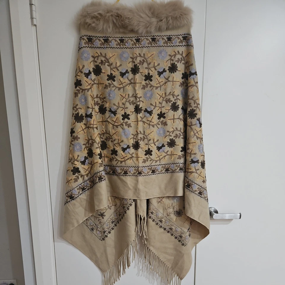 Xale bordado bege pele de raposa estola - Imagem 4 de 4