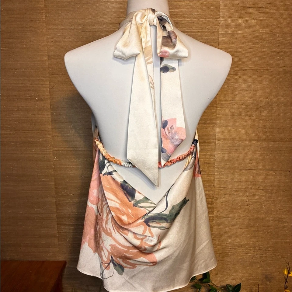 Blusa halter parker floral satinado - crema, rosa, azul mediana  Foto 2 de 3