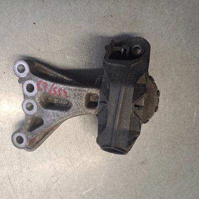 Elastische Unterstützung an der Seite. oben. Motor PEUGEOT 208 PureTech 68 Ber