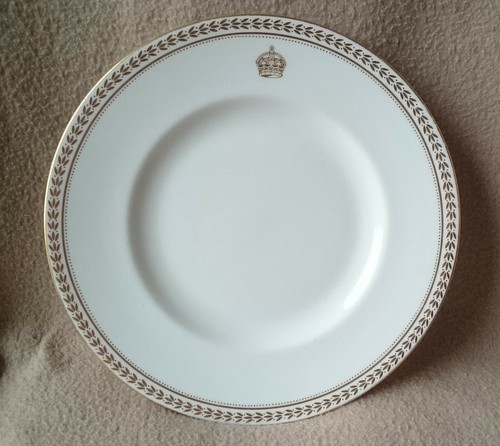 MINTON PORCELAIN 2 DINNER PLATES BRITISH ROYALTY "QUEEN MOTHER" SERVICE ARMORIAL - Picture 4 of 7