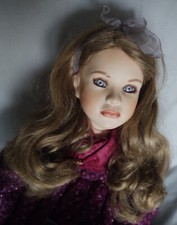 Die Künstlerpuppe: DESIREE, v. Angela McNelly, 2000, RDC, „ECHT Brosche“