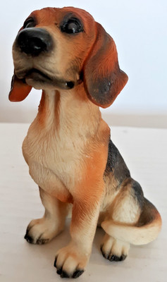 unbranded sitting Beagle figurine 4.25'' tall...great condition...FREE SHIP