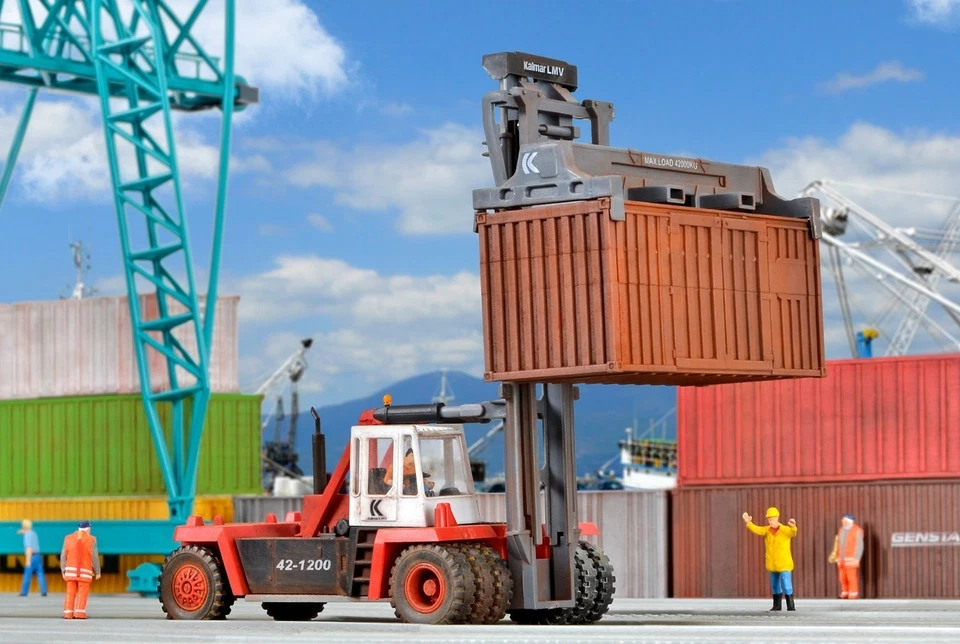 HO Scale Vehicles - 11751 - Kalmar Container Loader - Kit - Image 2 of 4