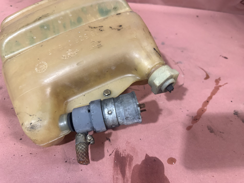 Porsche 928 (84-86) Windshield Rondelle Réservoir OEM #84149 - Photo 4 sur 7