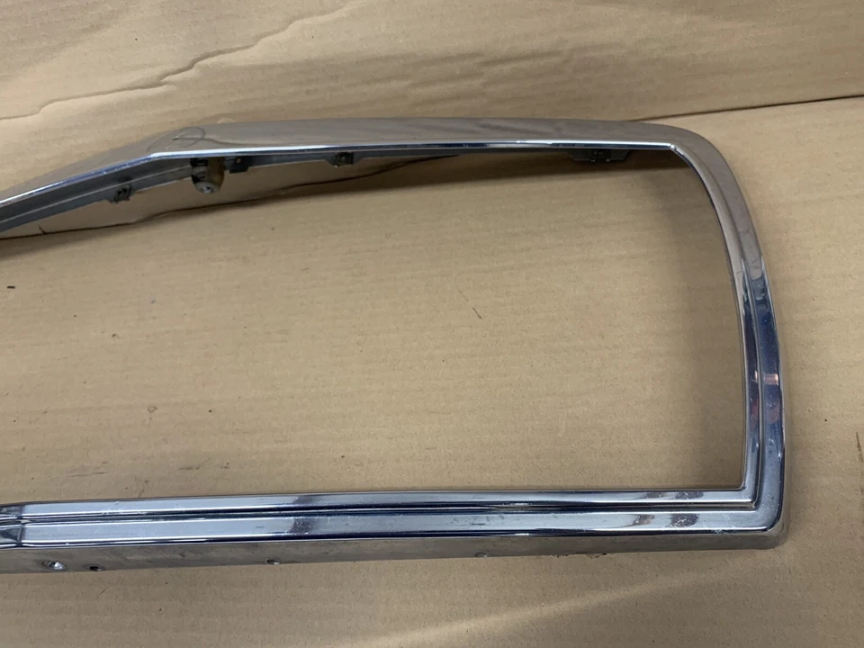 1989 Mercedes 300SE 126 Front Grille Chrome Surround 1268800883 1986-1991 Foto 4 de 4