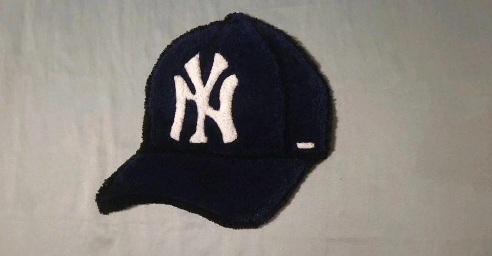 Alfombra sombrero hecha a mano de los Yankees de Nueva York 14x16 en alfombra inspirada en los Yankees de Nueva York Foto 2 de 4