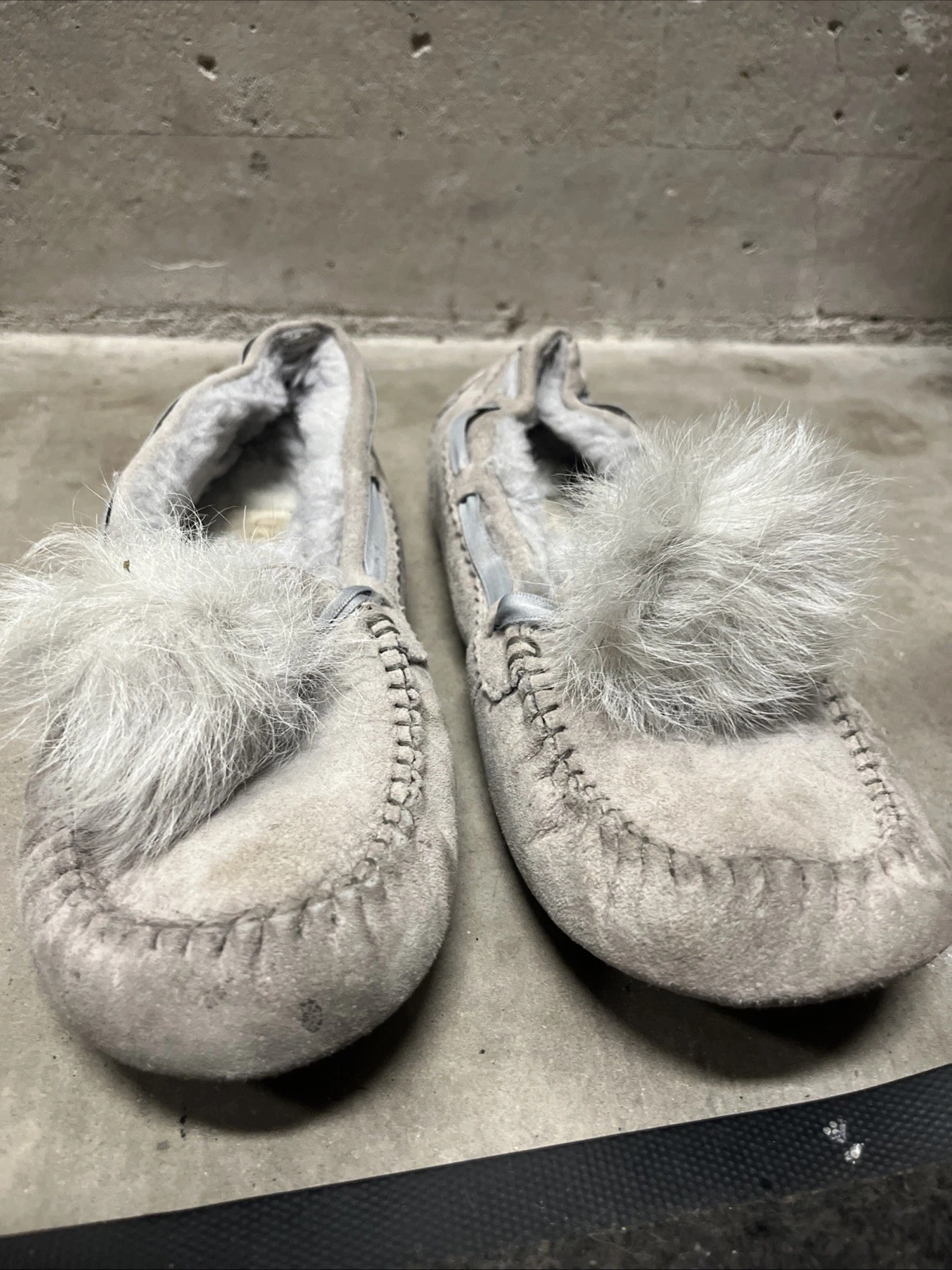 UGG Pantofole Donna Taglia 8 Colore Grigio con simpatici pom pom