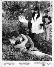 Mary Tyler Moore others watch Robert Wagner making out with uniden- Old Photo