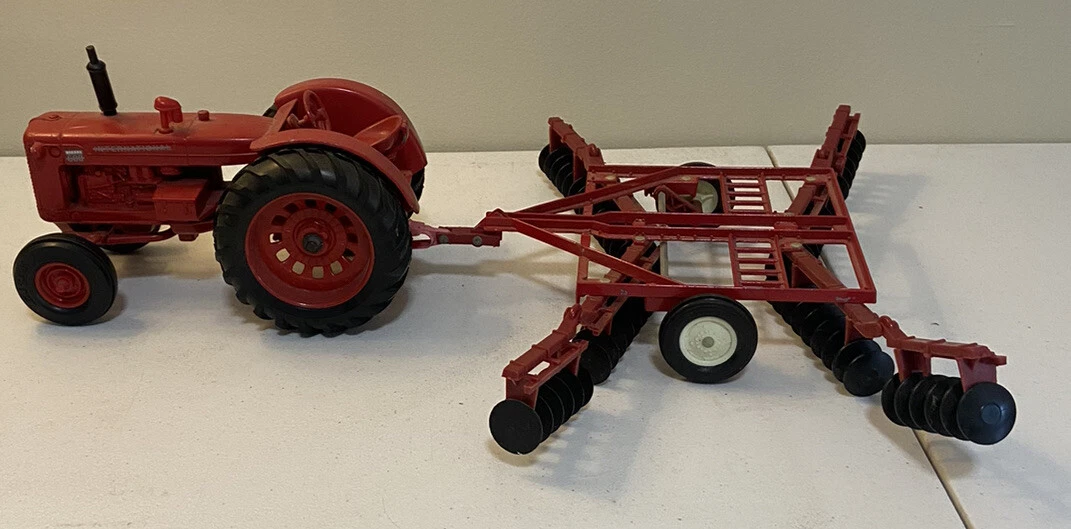 ERTL Red International Die Cast Metal Toy Farm Tractor Diesel 600 Folding Disc