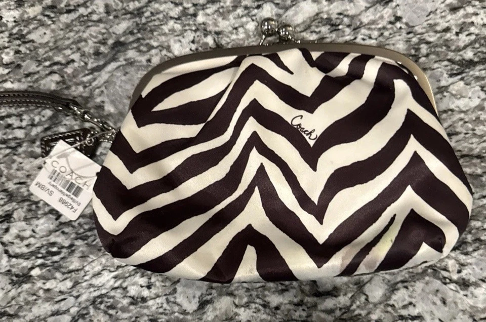 Bolso Coach con estampado de cebra y muñeca Kisslock 