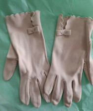 VINTAGE BEIGE WOMAN'S GLOVES SCALLOP AT WRIST AND BOW 1950'S