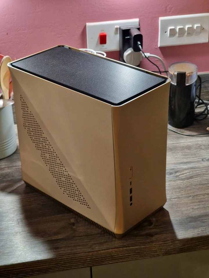 🔥 Gold Compact Gaming PC  – Ryzen 7 | Intel Arc B580 12GB | 1TB NVME 16GB RAM - Image 2 of 4