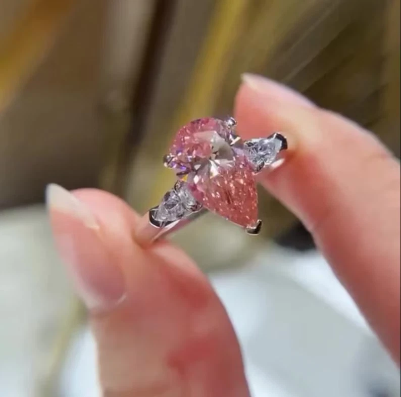 Яркое розовое грушевидное кольцо с выращенным в лаборатории бриллиантом 2,40 карата с грушевидными акцентами белое золото 14 карат - Изображение 4 из 4