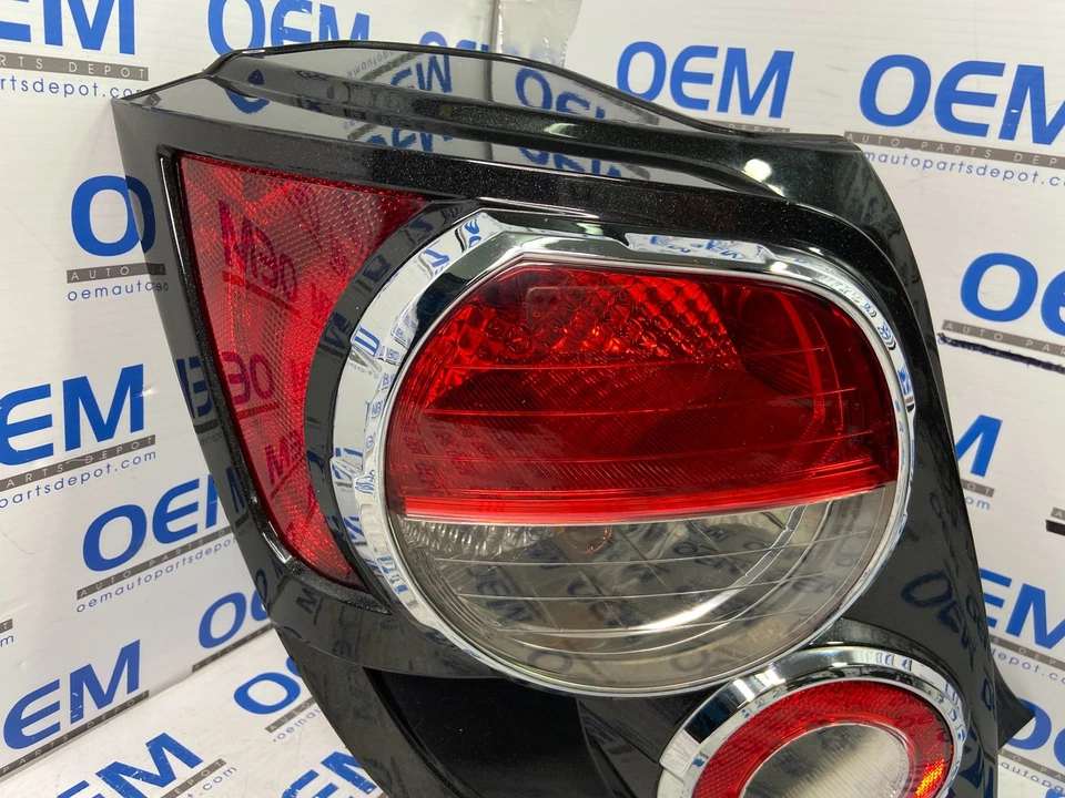 12-16 CHEVROLET SONIC HATCHBACK conductor/lado izquierdo luz trasera luz trasera OEM Foto 2 de 4