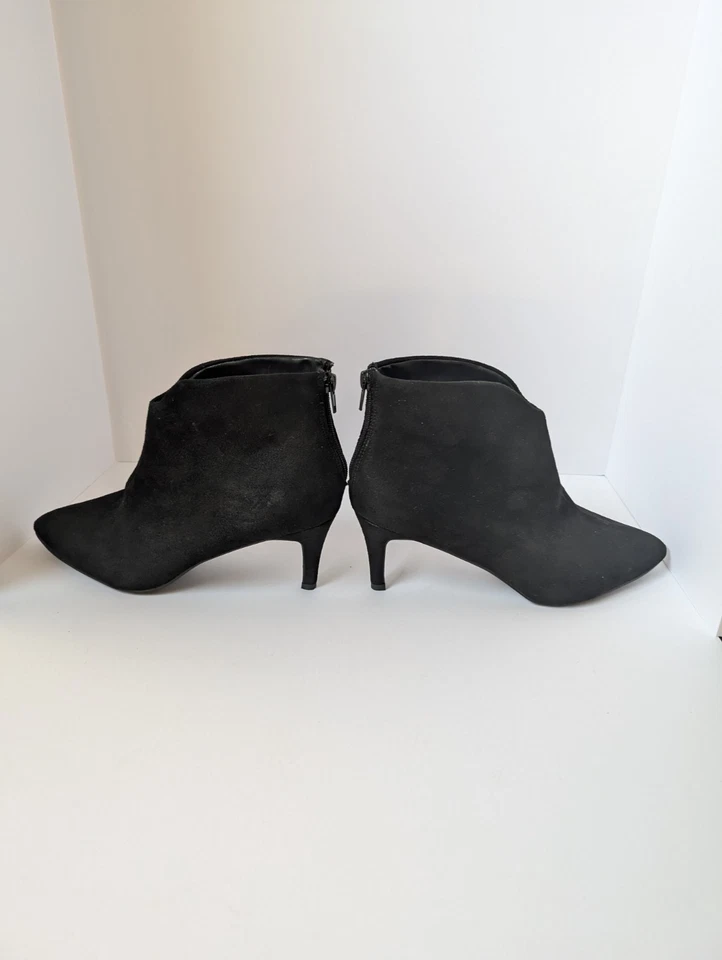 Botas al tobillo H By Halston para mujer negras veganas gamuza punta tacón de 3" talla 8 Foto 2 de 4