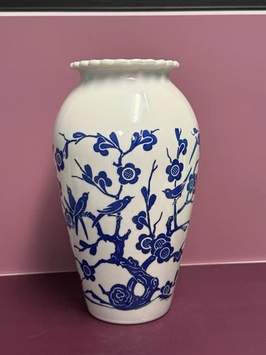 Vintage Anchor Hocking Vitrock Milk Glass ‘Blue Birds & Flowers’ Vase