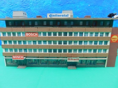 A02 Faller ? H0 Gebäude Wohnblock mit Geschäften ca. 30x10x15 fertig gebaut