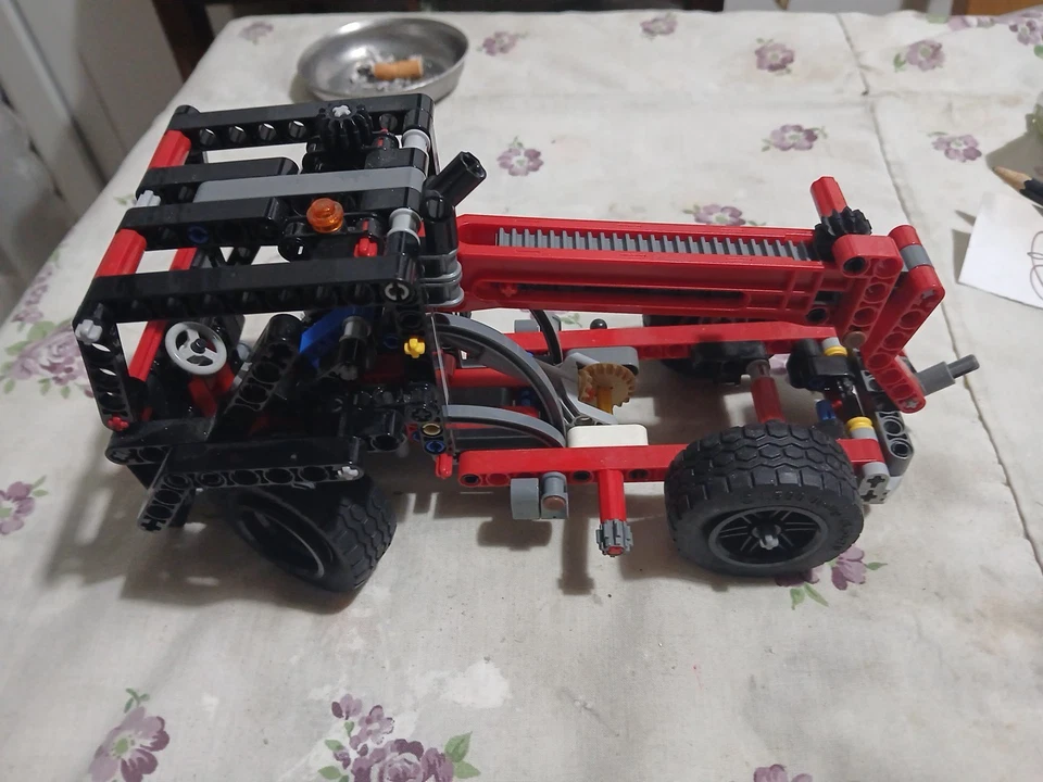 LEGO Technic 42061 Telehandler, foto 1 di 5