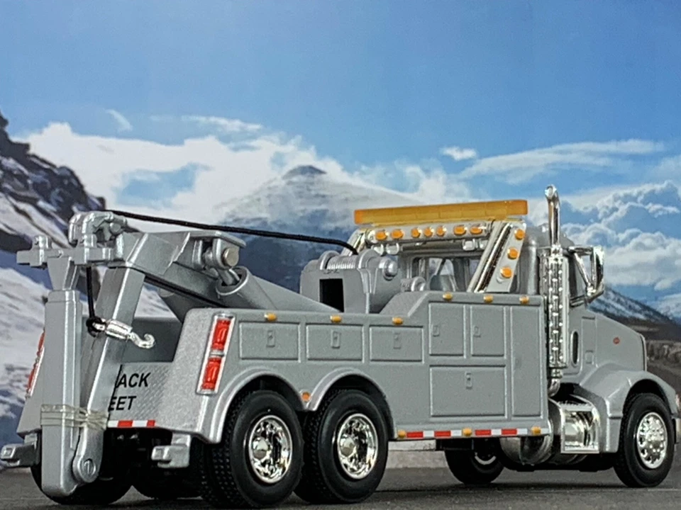 1/64 SPECCAST SILVER 385 PETERBILT WRECKER TOW TRUCK - Image 2 of 4