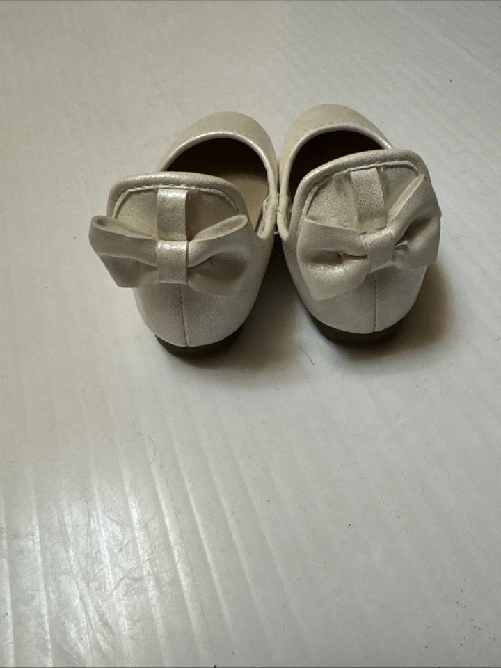 Sapatilhas Carter’s infantis femininas peroladas com arcos altos nos saltos tamanho 6 - Imagem 2 de 4