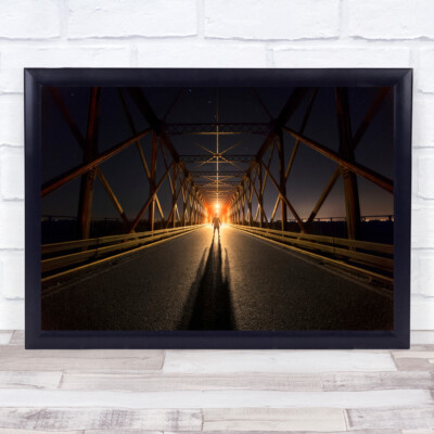 Die Rückkehr Brücke Sonnenaufgang Person Schatten Wandkunstdruck