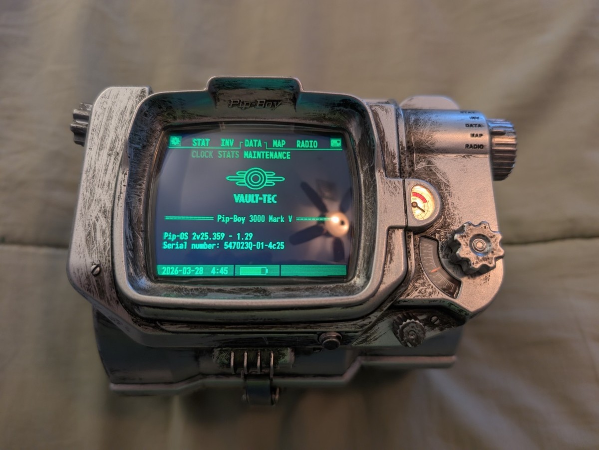 Fallout Pip Boy 3000 MK V Die-Cast Replica Vault 33 Figure Wand