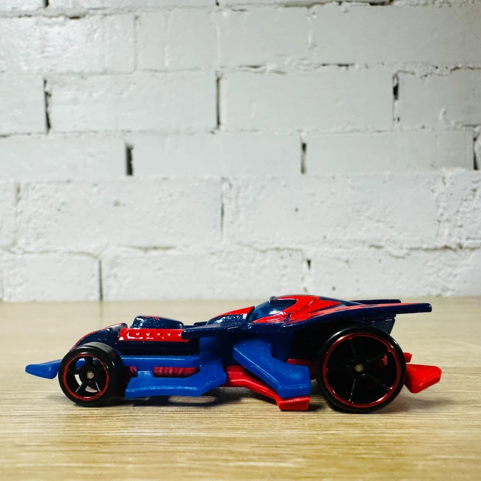 RARO 2014 Spider-Man 2099 Marvel Diecast Character Car 2016 35 Foto 3 de 4