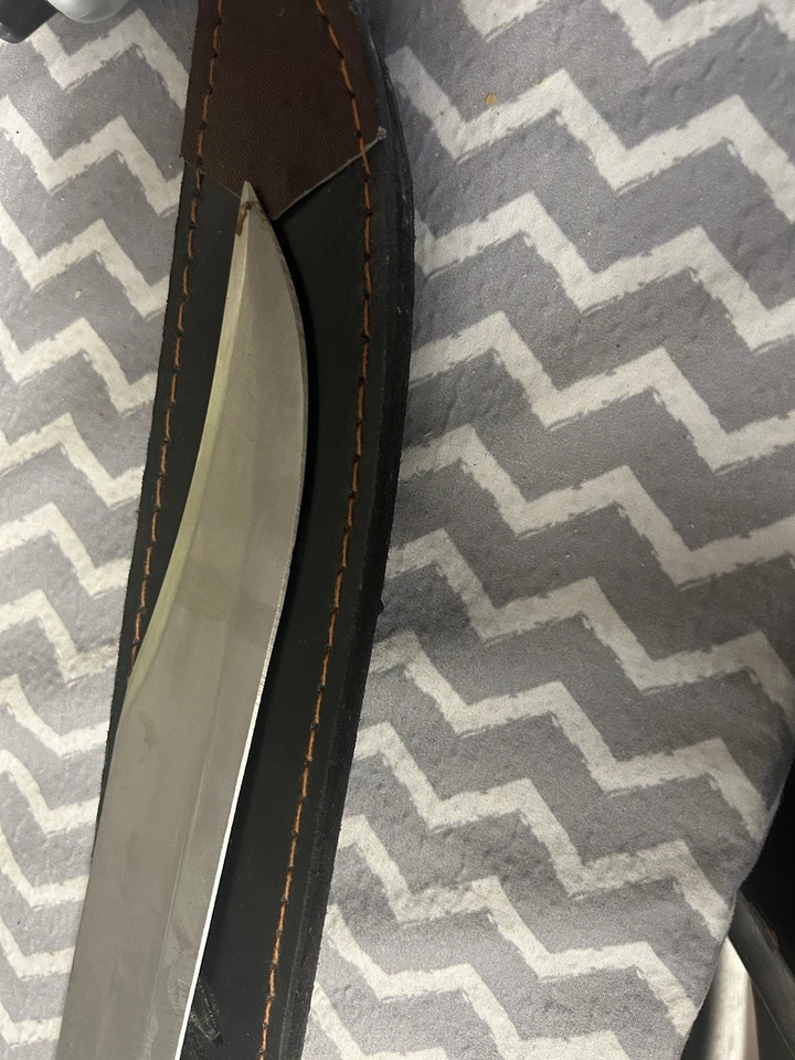 Espada de oficiales de corte estilo Oriente Medio Pakistán hecha con funda de cuero Foto 2 de 4