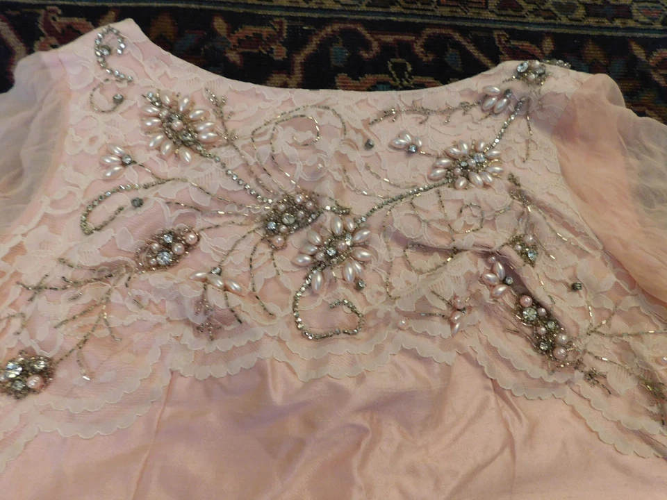 Vestido de noche de fibra de seda rosa de colección años 50 pedrería imitación perla mangas de gasa ¡FABULOSO! Foto 2 de 4