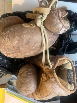 ANTIQUE BOXING GLOVES EXCLUSIVE- YEAR 1900 WITH SPEED BAG AND 1900 SWIVEL