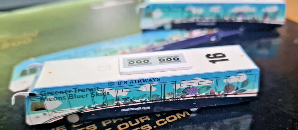 Cobus 3000 Autobus Interpista 2 pezzi US Airways - 1:200 Die Cast - Gemini - Immagine 3 di 4