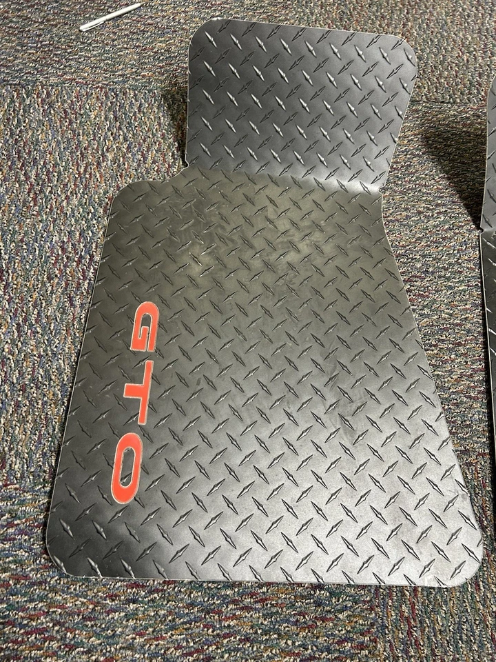 Alfombrillas negras enchapadas con diamante hechas a medida 2005-2006 logotipo Pontiac GTO 6,0 LS2 Foto 3 de 4