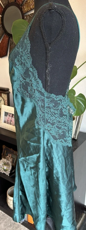 Vestido sin Mangas Vintage Victoria’s Secret Etiqueta Corazón Verde Esmeralda Satén y Encaje Talla L Foto 4 de 4