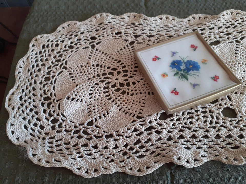 LOT vintage ANCIEN NAPPERON au crochet & BOITE MOUCHOIR BRODERIES FLEURS - Photo 3/4