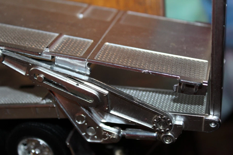 Camión de transporte para carros Peterbilt Corvette 1/32 fundido a presión y plástico (faltan piezas) Foto 4 de 4