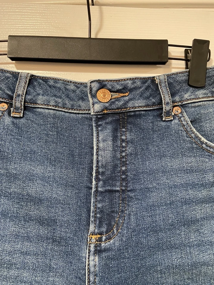 Bermudas con curvas Express talla 8 tiro alto desgastadas lavado medio corte pantalones cortos de jean Foto 4 de 4