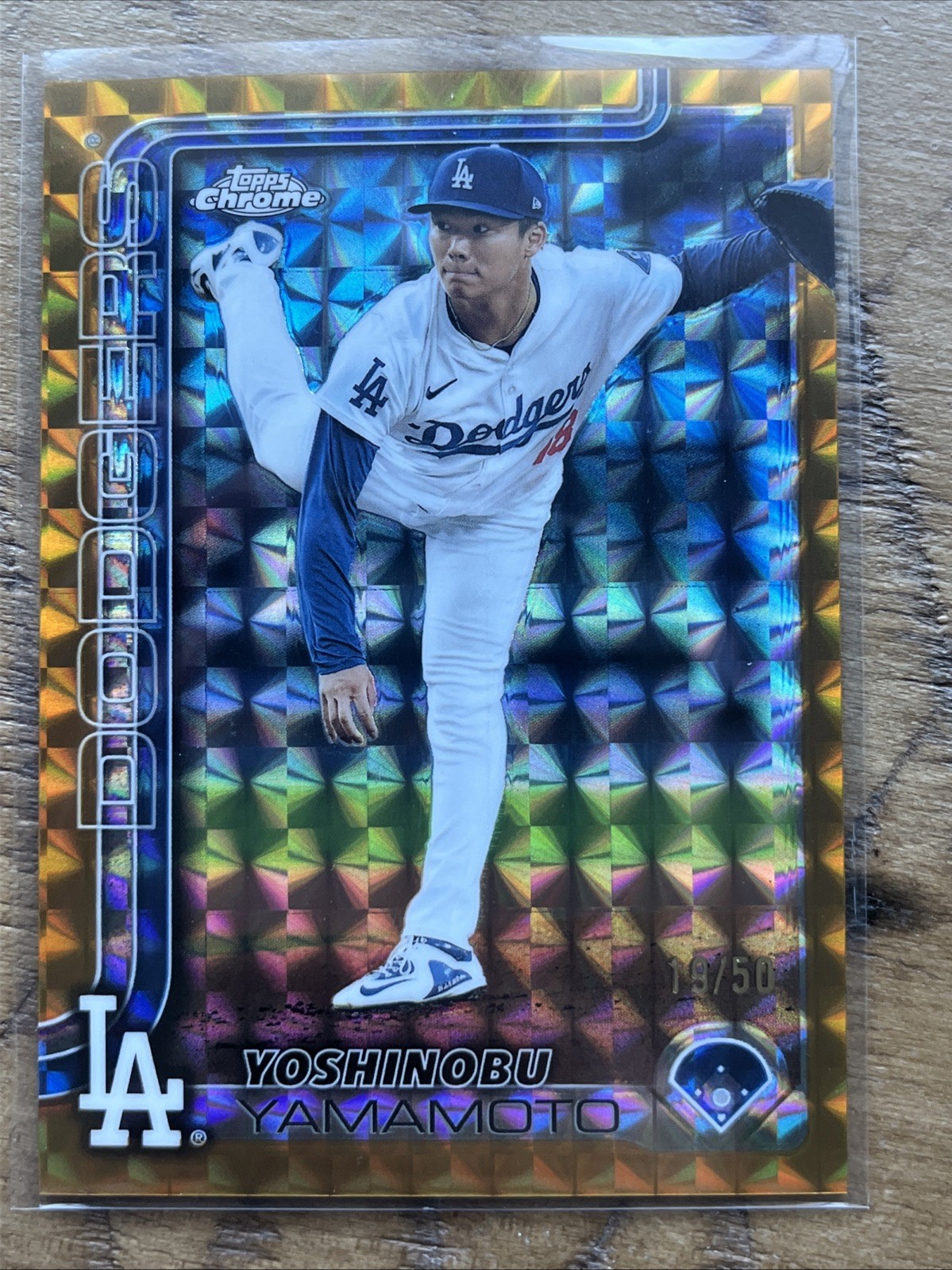 2025 Topps Chrome - Yoshinobu Yamamoto #179 Gold Geometric Refractor /50
