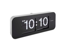 Karlsson Wide Flip orologio da tavolo e parete con look moderno / argento AM PM orologio