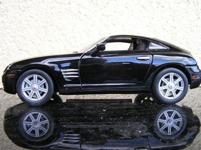 Motor Max Chrysler Crossfire Sportwagen Bj.2003 in schwarz , 1:18