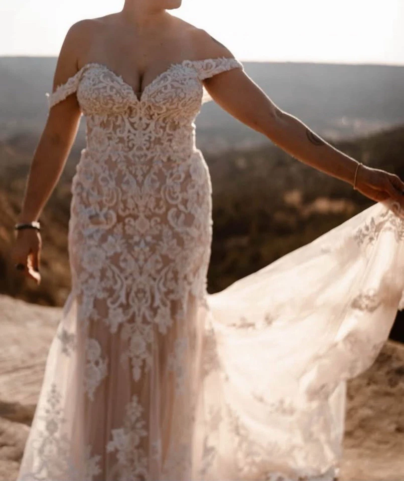 Vestido de novia de encaje blanco roto marca Mermaid Allure personalizado fuera del hombro Foto 2 de 4