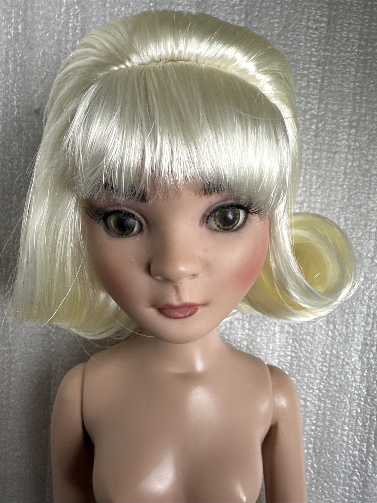 Аксессуары для кукол Tonner Ellowyne Wilde 1960’s Bouffant Raised Hairstyle Doll Wig Blonde Size 6-7 — фото 4