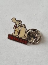 (B10) Pin's TOTALGAZ Avec un chien chiot Caniche Blanc