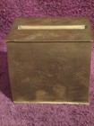 HEAVY ETCHED BRASS LIFT AND SERVE CIGARETTE DISPENSER FROM CHINA — photo 9