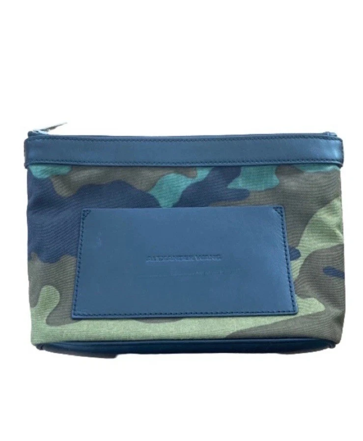 Bolso clutch Alexander Wang camuflaje tapizado en cuero. Excelente estado usado Foto 2 de 4