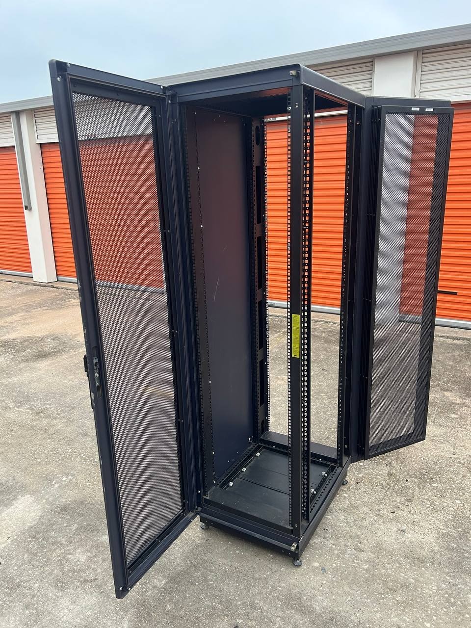 Dell RML 42U Server Rack Cabinet Mesh Enclosure No Keys Freight Only