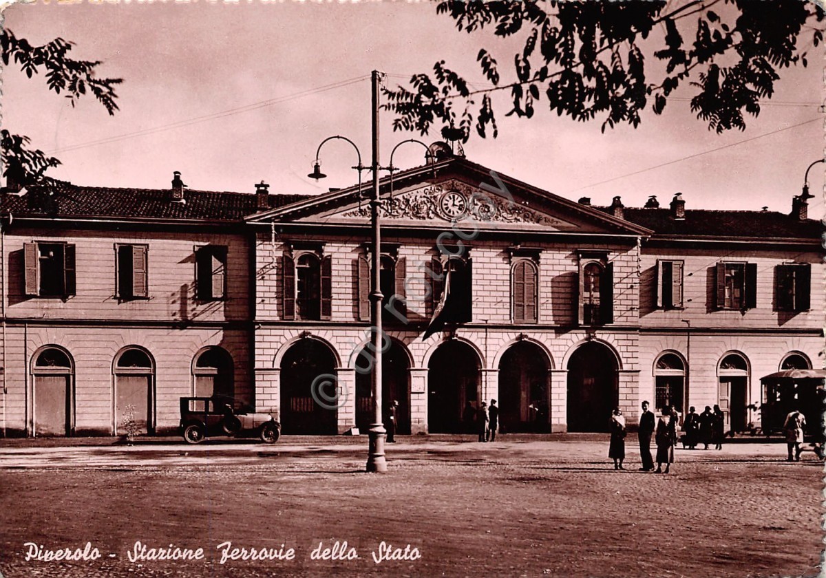 Cartolina Pinerolo Stazione ferroviaria animata 1952