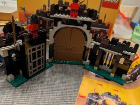 LEGO Castle Set 6059 Knight's Stronghold 100% Complete with box and Instructions