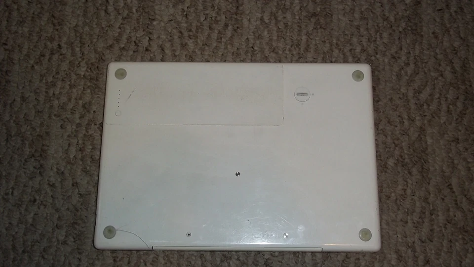 Macbook A1181 White with SSD  *48 - Image 2 of 4