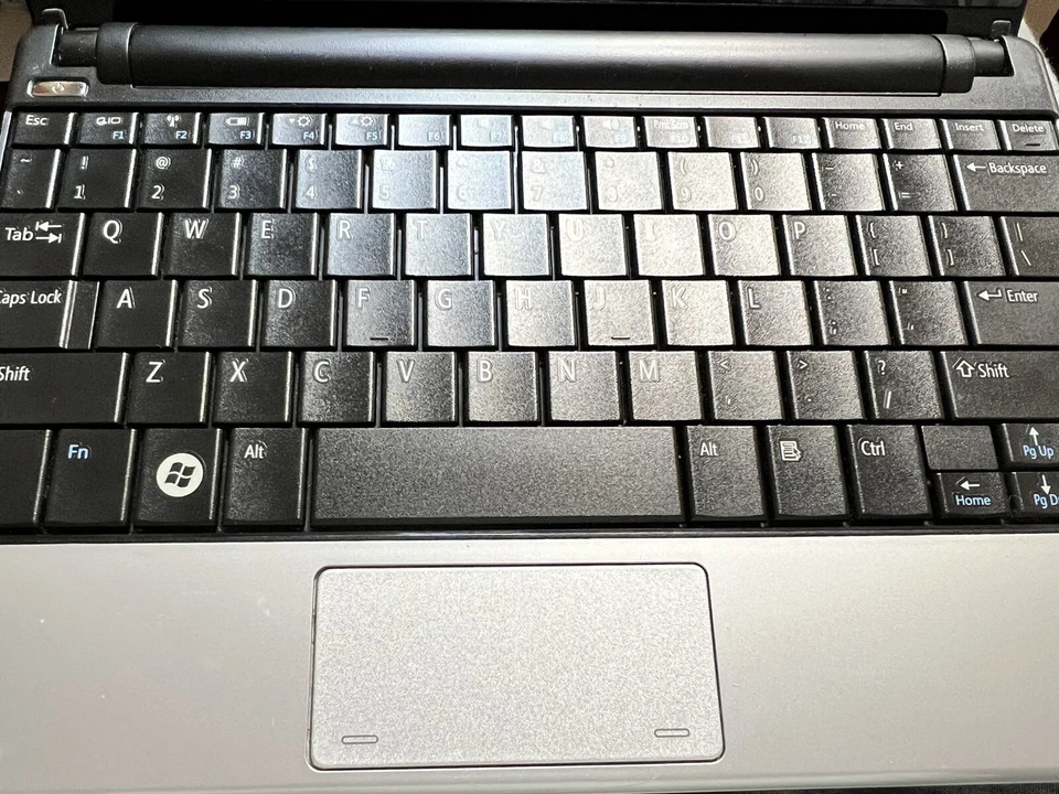 Dell Inspiron Mini 10  10.1in. (120GB, 1GB)Netbook Laptop - Image 2 of 3