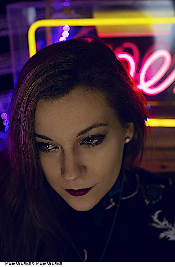 Thumbnail - Neon Birds Marie Grasshoff